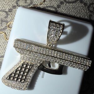 925 SILVER
MOISSAINITE 2.00CTW
$700.00 pistol pendant